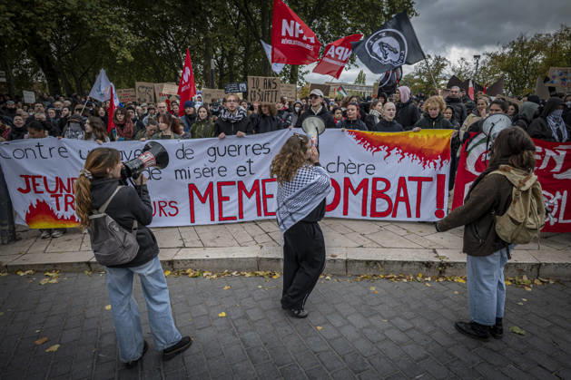 October 24, 2026, Lorraine, Metz: Once again, several hundred people are demonstrating in Metz, France, on Saturday—students, university students, labor unions, and Yellow Vests gathered at the Place de la République. From there, they marched through the city center to the Centre Pompidou Metz. Escorted by a heavy police presence, the demonstration proceeded peacefull Protest241026001.jpg