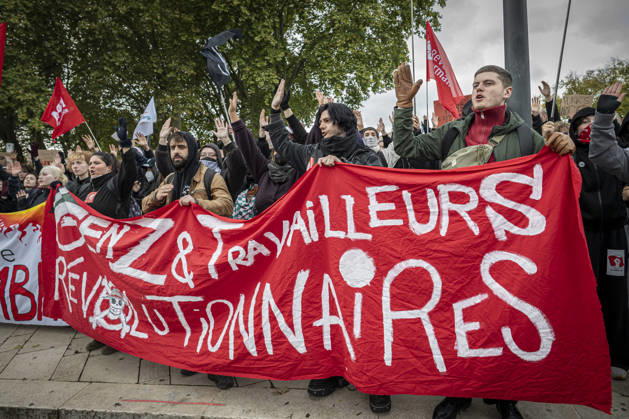 October 24, 2026, Lorraine, Metz: Once again, several hundred people are demonstrating in Metz, France, on Saturday—students, university students, labor unions, and Yellow Vests gathered at the Place de la République. From there, they marched through the city center to the Centre Pompidou Metz. Escorted by a heavy police presence, the demonstration proceeded peacefull Protest241026001.jpg