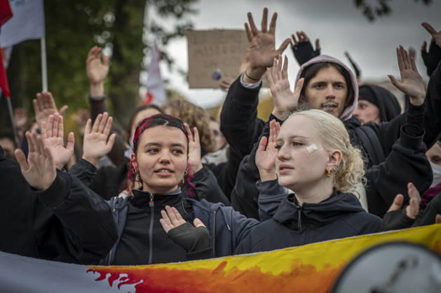 October 24, 2026, Lorraine, Metz: Once again, several hundred people are demonstrating in Metz, France, on Saturday—students, university students, labor unions, and Yellow Vests gathered at the Place de la République. From there, they marched through the city center to the Centre Pompidou Metz. Escorted by a heavy police presence, the demonstration proceeded peacefull Protest241026001.jpg