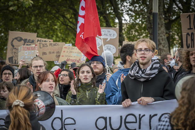 October 24, 2026, Lorraine, Metz: Once again, several hundred people are demonstrating in Metz, France, on Saturday—students, university students, labor unions, and Yellow Vests gathered at the Place de la République. From there, they marched through the city center to the Centre Pompidou Metz. Escorted by a heavy police presence, the demonstration proceeded peacefull Protest241026001.jpg