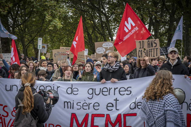 October 24, 2026, Lorraine, Metz: Once again, several hundred people are demonstrating in Metz, France, on Saturday—students, university students, labor unions, and Yellow Vests gathered at the Place de la République. From there, they marched through the city center to the Centre Pompidou Metz. Escorted by a heavy police presence, the demonstration proceeded peacefull Protest241026001.jpg