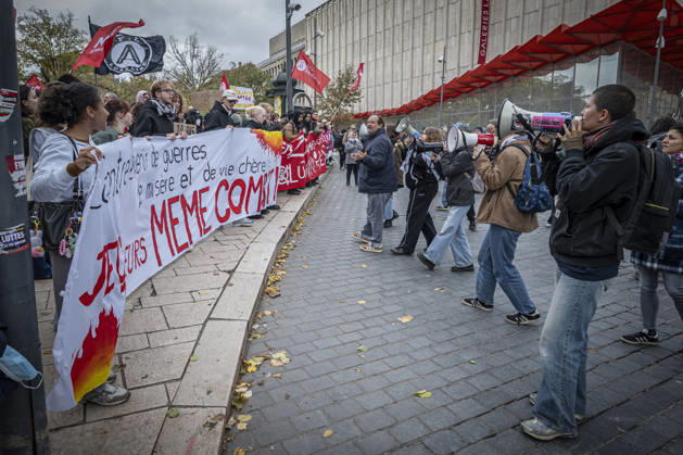 October 24, 2026, Lorraine, Metz: Once again, several hundred people are demonstrating in Metz, France, on Saturday—students, university students, labor unions, and Yellow Vests gathered at the Place de la République. From there, they marched through the city center to the Centre Pompidou Metz. Escorted by a heavy police presence, the demonstration proceeded peacefull Protest241026001.jpg