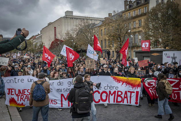October 24, 2026, Lorraine, Metz: Once again, several hundred people are demonstrating in Metz, France, on Saturday—students, university students, labor unions, and Yellow Vests gathered at the Place de la République. From there, they marched through the city center to the Centre Pompidou Metz. Escorted by a heavy police presence, the demonstration proceeded peacefull Protest241026001.jpg