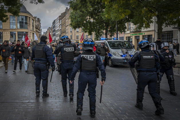 October 24, 2026, Lorraine, Metz: Once again, several hundred people are demonstrating in Metz, France, on Saturday—students, university students, labor unions, and Yellow Vests gathered at the Place de la République. From there, they marched through the city center to the Centre Pompidou Metz. Escorted by a heavy police presence, the demonstration proceeded peacefull Protest241026001.jpg