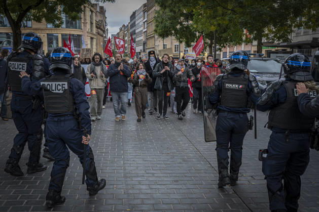 October 24, 2026, Lorraine, Metz: Once again, several hundred people are demonstrating in Metz, France, on Saturday—students, university students, labor unions, and Yellow Vests gathered at the Place de la République. From there, they marched through the city center to the Centre Pompidou Metz. Escorted by a heavy police presence, the demonstration proceeded peacefull Protest241026001.jpg