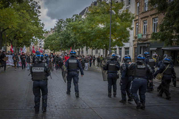 October 24, 2026, Lorraine, Metz: Once again, several hundred people are demonstrating in Metz, France, on Saturday—students, university students, labor unions, and Yellow Vests gathered at the Place de la République. From there, they marched through the city center to the Centre Pompidou Metz. Escorted by a heavy police presence, the demonstration proceeded peacefull Protest241026001.jpg