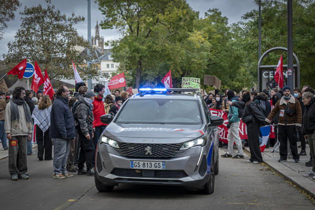 October 24, 2026, Lorraine, Metz: Once again, several hundred people are demonstrating in Metz, France, on Saturday—students, university students, labor unions, and Yellow Vests gathered at the Place de la République. From there, they marched through the city center to the Centre Pompidou Metz. Escorted by a heavy police presence, the demonstration proceeded peacefull Protest241026001.jpg
