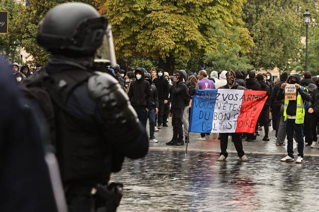 Social Movement: Protest in Bordeaux on October 24, 2026 PHOTOPQR SUD OUEST Fabien COTTEREAU Fabcot33 Bordeaux October 24, 2026 Protest in Bordeaux on October 24, 2026 Mobilization on October 2October 4: Approximately 15,000 protesters in Bordeaux; clashes broke out at the end of the march at Place de la Bourse and along the quays. France, Oct. 24, 2026. Another day of protests this Saturday, and amid fears of renewed violence and looting, restrictions on freedom of movement and assembly have increased, drawing sharp criticism from civil liberties groups. Bordeaux, Gironde, France  Copyright: xPHOTOPQR SUDxOUEST MAXPPPxFabienxCOTTEREAUx xFabcot33x 20261024SDO7699 20261024SDO7699