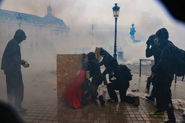 Social Movement: Protest in Bordeaux on October 24, 2026 PHOTOPQR SUD OUEST Fabien COTTEREAU Fabcot33 Bordeaux October 24, 2026 Protest in Bordeaux on October 24, 2026 Mobilization on October 2October 4: Approximately 15,000 protesters in Bordeaux; clashes broke out at the end of the march at Place de la Bourse and along the quays. France, Oct. 24, 2026. Another day of protests this Saturday, and amid fears of renewed violence and looting, restrictions on freedom of movement and assembly have increased, drawing sharp criticism from civil liberties groups. Bordeaux, Gironde, France  Copyright: xPHOTOPQR SUDxOUEST MAXPPPxFabienxCOTTEREAUx xFabcot33x 20261024SDO7702 20261024SDO7702