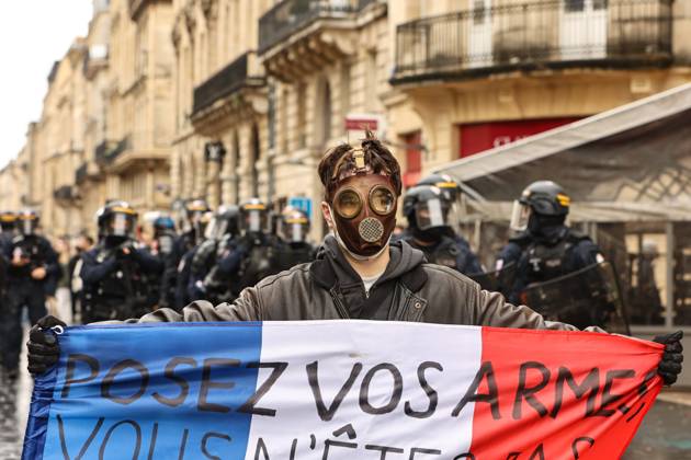 Social Movement: Protest in Bordeaux on October 24, 2026 PHOTOPQR SUD OUEST Fabien COTTEREAU Fabcot33 Bordeaux October 24, 2026 Protest in Bordeaux on October 24, 2026 Mobilization on October 2October 4: Approximately 15,000 protesters in Bordeaux; clashes broke out at the end of the march at Place de la Bourse and along the quays. France, Oct. 24, 2026. Another day of protests this Saturday, and amid fears of renewed violence and looting, restrictions on freedom of movement and assembly have increased, drawing sharp criticism from civil liberties groups. Bordeaux, Gironde, France  Copyright: xPHOTOPQR SUDxOUEST MAXPPPxFabienxCOTTEREAUx xFabcot33x 20261024SDO7704 20261024SDO7704