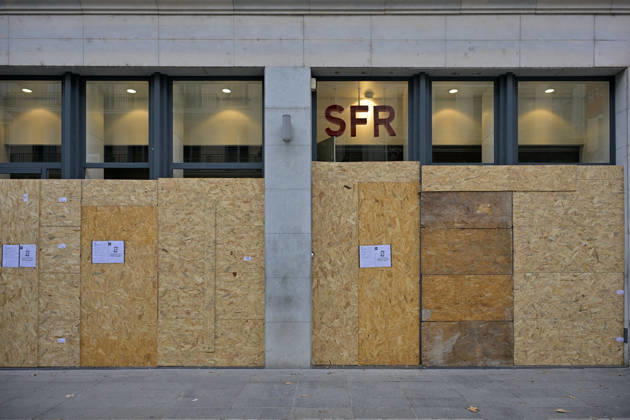 Shops Boarded Up With Wooden Panels - Lyon Shops in Lyon are boarded up with wooden panels ahead the Yellow Vests Protest Act II In Lyon, France on October 24, 2026. Photo by ABACAPRESS.COM Lyon France  Copyright: xABACAx