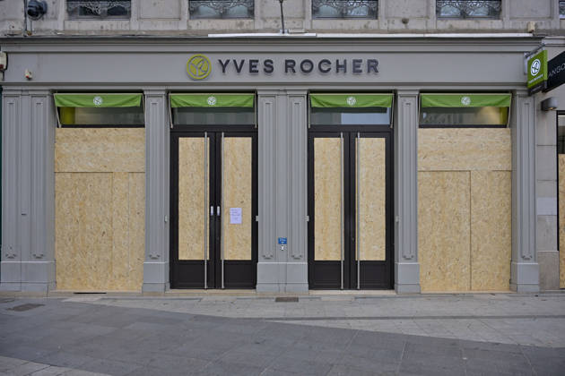 Shops Boarded Up With Wooden Panels - Lyon Shops in Lyon are boarded up with wooden panels ahead the Yellow Vests Protest Act II In Lyon, France on October 24, 2026. Photo by ABACAPRESS.COM Lyon France  Copyright: xABACAx