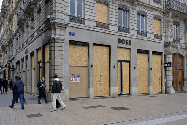 Shops Boarded Up With Wooden Panels - Lyon Shops in Lyon are boarded up with wooden panels ahead the Yellow Vests Protest Act II In Lyon, France on October 24, 2026. Photo by ABACAPRESS.COM Lyon France  Copyright: xABACAx