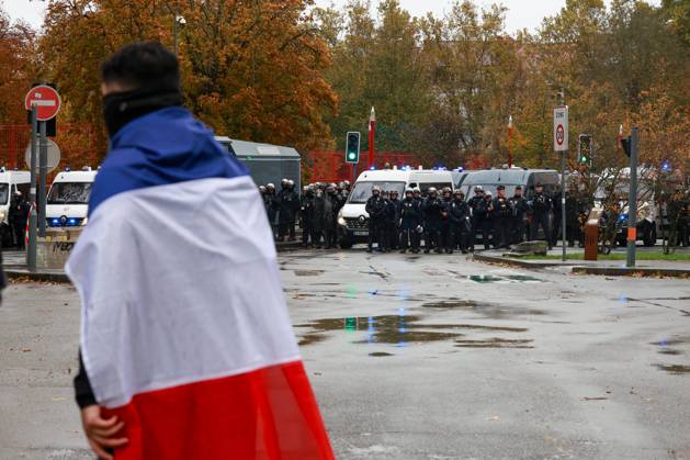 Protest, Act 2: PHOTOPQR, VOIX DU NORD, Thierry Thorel, October 24, 2026. Lille, October 24, 2026. Protest in the streets of the capital of Flanders, Act 2: Here, a clash between protesters and CRS officers. Photo by Thierry Thorel, La Voix du Nord, France, Oct. 24, 2026. Another day of protests this Saturday, and amid fears of renewed violence and looting, restrictions on freedom of movement and assembly have multiplied, drawing sharp criticism from civil liberties groups. Hauts-de-France, France  Copyright: xPHOTOPQR VOIXxDUxNORD MAXPPPxThierryxThorelx 20261024VDN7812 20261024VDN7812