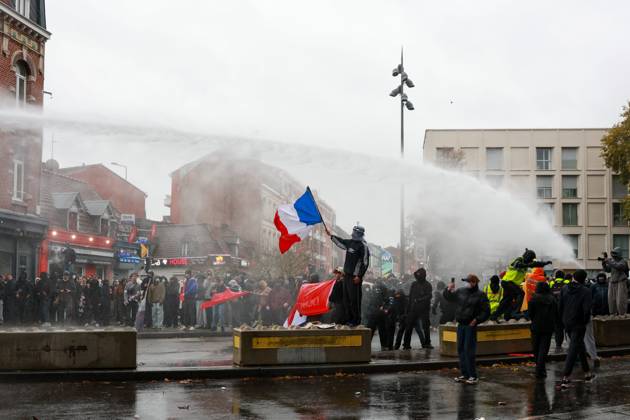 Protest, Act 2: PHOTOPQR, VOIX DU NORD, Thierry Thorel, October 24, 2026. Lille, October 24, 2026. Protest in the streets of the capital of Flanders, Act 2: Here, a clash between protesters and CRS officers. Photo by Thierry Thorel, La Voix du Nord, France, Oct. 24, 2026. Another day of protests this Saturday, and amid fears of renewed violence and looting, restrictions on freedom of movement and assembly have multiplied, drawing sharp criticism from civil liberties groups. Hauts-de-France, France  Copyright: xPHOTOPQR VOIXxDUxNORD MAXPPPxThierryxThorelx 20261024VDN7832 20261024VDN7832