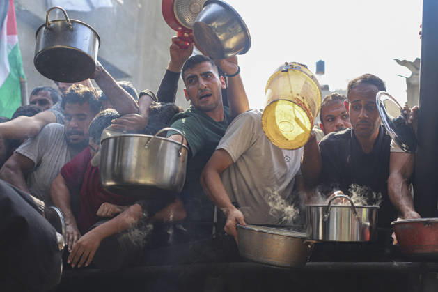Gaza Palestinians Food Shortages 2026 Palestinians press toward a charity kitchen carrying pots and bowls to receive hot food in Jabalia Refugee Camp, northern Gaza Strip, Palestine, on October 24, 2026. Community kitchens remain a key source of food in Gaza, where UN humanitarian agencies reported cuts to cooked-meal distributions in October because of funding shortages. Jabalia Gaza Strip Palestinian Territories Copyright: xRamezxHabboubx