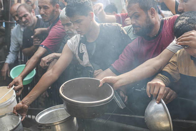 Gaza Palestinians Food Shortages 2026 Palestinians press toward a charity kitchen carrying pots and bowls to receive hot food in Jabalia Refugee Camp, northern Gaza Strip, Palestine, on October 24, 2026. Community kitchens remain a key source of food in Gaza, where UN humanitarian agencies reported cuts to cooked-meal distributions in October because of funding shortages. Jabalia Gaza Strip Palestinian Territories Copyright: xRamezxHabboubx