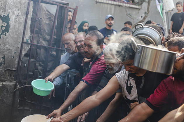 Gaza Palestinians Food Shortages 2026 Palestinians press toward a charity kitchen carrying pots and bowls to receive hot food in Jabalia Refugee Camp, northern Gaza Strip, Palestine, on October 24, 2026. Community kitchens remain a key source of food in Gaza, where UN humanitarian agencies reported cuts to cooked-meal distributions in October because of funding shortages. Jabalia Gaza Strip Palestinian Territories Copyright: xRamezxHabboubx