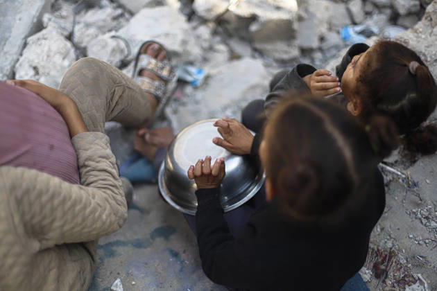 Gaza Palestinians Food Shortages 2026 Palestinian children sit together among the rubble of destroyed buildings while waiting near a food distribution point in Jabalia Refugee Camp, northern Gaza Strip, Palestine, on October 24, 2026. The UN reports that damaged infrastructure, displacement and shortages of basic supplies continue to affect residents of Gaza, while funding shortages have reduced food assistance. Jabalia Gaza Strip Palestinian Territories Copyright: xRamezxHabboubx