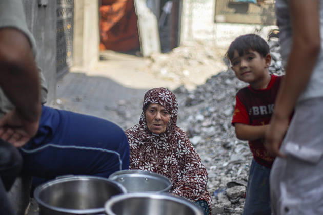 Gaza Palestinians Food Shortages 2026 Palestinians wait with metal cooking pots at a charity kitchen in Jabalia Refugee Camp, northern Gaza Strip, Palestine, on October 24, 2026. Community kitchens remain a key source of food in Gaza, where UN humanitarian agencies reported cuts to cooked-meal distributions in October because of funding shortages. Jabalia Gaza Strip Palestinian Territories Copyright: xRamezxHabboubx