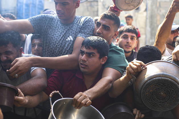 Gaza Palestinians Food Shortages 2026 Palestinians press toward a charity kitchen carrying pots and bowls to receive hot food in Jabalia Refugee Camp, northern Gaza Strip, Palestine, on October 24, 2026. Community kitchens remain a key source of food in Gaza, where UN humanitarian agencies reported cuts to cooked-meal distributions in October because of funding shortages. Jabalia Gaza Strip Palestinian Territories Copyright: xRamezxHabboubx