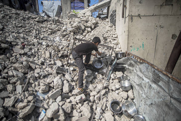 Gaza Palestinians Food Shortages 2026 A Palestinian boy collects cooking pots from among the rubble of destroyed buildings in Jabalia Refugee Camp, northern Gaza Strip, Palestine, on October 24, 2026. Families continue to rely on charity kitchens for hot meals amid severe food shortages, widespread destruction and limited access to essential supplies, with many residents using their own pots and containers to collect food for their households. Jabalia Gaza Strip Palestinian Territories Copyright: xRamezxHabboubx