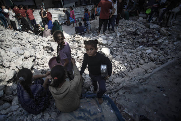 Gaza Palestinians Food Shortages 2026 Palestinian children sit together among the rubble of destroyed buildings while waiting near a food distribution point in Jabalia Refugee Camp, northern Gaza Strip, Palestine, on October 24, 2026. The UN reports that damaged infrastructure, displacement and shortages of basic supplies continue to affect residents of Gaza, while funding shortages have reduced food assistance. Jabalia Gaza Strip Palestinian Territories Copyright: xRamezxHabboubx