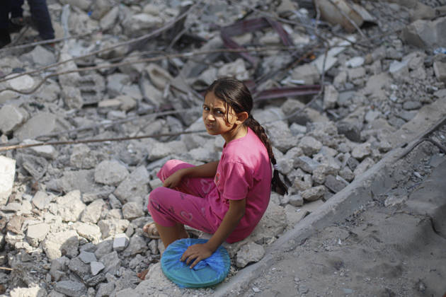 Gaza Palestinians Food Shortages 2026 A Palestinian girl in pink sits amid piles of rubble near a charity food distribution site in Jabalia Refugee Camp, northern Gaza Strip, Palestine, on October 24, 2026. The UN reports that damaged infrastructure, displacement and shortages of basic supplies continue to affect residents of Gaza, while funding shortages have reduced food assistance. Jabalia Gaza Strip Palestinian Territories Copyright: xRamezxHabboubx