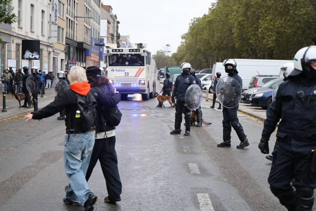 Riot police faces protestors at protests in Brussels for purchasing power, healthcare, and education, on Saturday 24 October 2026.  NICOLASxMAETERLINCK 190870890