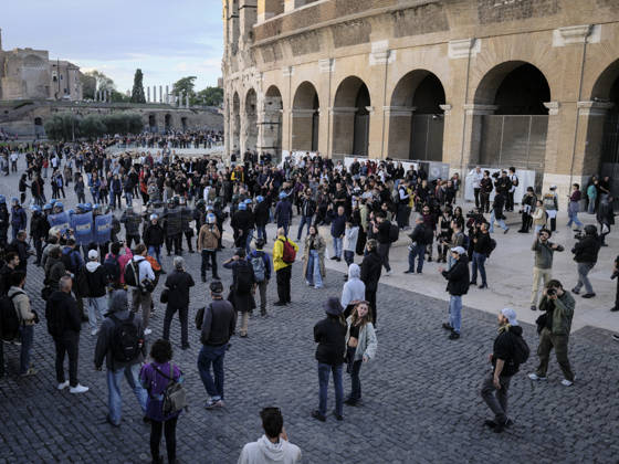 Protesters Attempt to Occupy the Colosseum Rome, Italy, October 24, 2026. Demonstrators enter the Colosseum and attempt to occupy the monument during a protest in the Italian capital. The protesters remain inside the site until police arrive to intervene. The incident takes place during a demonstration in Rome, as tensions escalate between protesters and law enforcement. Rome Italy Copyright: xWWW.ANDREACALANDRA.COMx