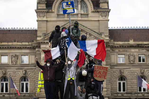 Demonstration and clashes between protesters and police in Strasbourg STRASBOURG, FRANCE - OCTOBER 24: Protesters clash with law enforcement officers during a demonstration in the city centre of Strasbourg, France on October 24, 2026. Police officers intervene to disperse groups of protesters as tear gas is deployed. Clashes, projectile throwing and property damage are reported in several streets. Barricades and burning vehicles reflect the tense situation surrounding the protest. Elyxandro Cegarra Anadolu Strasbourg France. Editorial use only. Please get in touch for any other usage.  Copyright: x2026xAnadoluxElyxandroxCegarrax