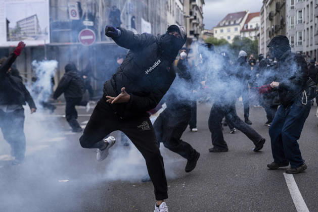 Demonstration and clashes between protesters and police in Strasbourg STRASBOURG, FRANCE - OCTOBER 24: Protesters clash with law enforcement officers during a demonstration in the city centre of Strasbourg, France on October 24, 2026. Police officers intervene to disperse groups of protesters as tear gas is deployed. Clashes, projectile throwing and property damage are reported in several streets. Barricades and burning vehicles reflect the tense situation surrounding the protest. Elyxandro Cegarra Anadolu Strasbourg France. Editorial use only. Please get in touch for any other usage.  Copyright: x2026xAnadoluxElyxandroxCegarrax
