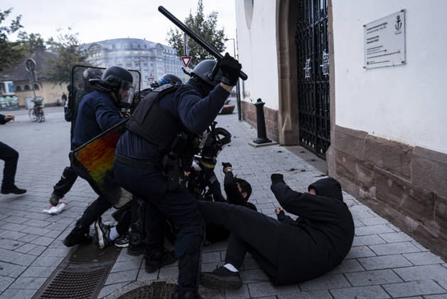 Demonstration and clashes between protesters and police in Strasbourg STRASBOURG, FRANCE - OCTOBER 24: Protesters clash with law enforcement officers during a demonstration in the city centre of Strasbourg, France on October 24, 2026. Police officers intervene to disperse groups of protesters as tear gas is deployed. Clashes, projectile throwing and property damage are reported in several streets. Barricades and burning vehicles reflect the tense situation surrounding the protest. Elyxandro Cegarra Anadolu Strasbourg France. Editorial use only. Please get in touch for any other usage.  Copyright: x2026xAnadoluxElyxandroxCegarrax