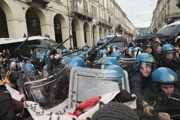 Turin Protest Against Rearmament and Inflation TURIN, ITALY - OCTOBER 24, 2026: Thousands of people took to the streets of Turin today to march against rearmament and the rising cost of living. The demonstration was met with a heavy police presence and several moments of tension, with clashes and tear gas along the route. Turin Italy Copyright: x xJulianxNelajx xJNAxPressx
