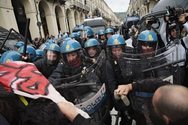Turin Protest Against Rearmament and Inflation TURIN, ITALY - OCTOBER 24, 2026: Thousands of people took to the streets of Turin today to march against rearmament and the rising cost of living. The demonstration was met with a heavy police presence and several moments of tension, with clashes and tear gas along the route. Turin Italy Copyright: x xJulianxNelajx xJNAxPressx