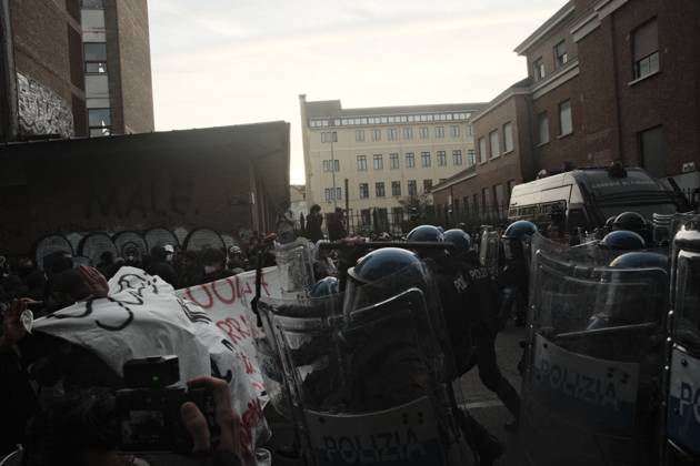 Turin Protest Against Rearmament and Inflation TURIN, ITALY - OCTOBER 24, 2026: Thousands of people took to the streets of Turin today to march against rearmament and the rising cost of living. The demonstration was met with a heavy police presence and several moments of tension, with clashes and tear gas along the route. Turin Italy Copyright: x xJulianxNelajx xJNAxPressx
