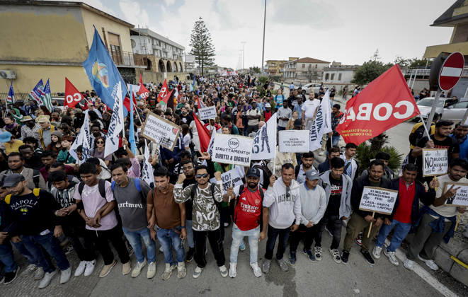 IPA90126137 - Castelvolturno: The church and local institutions led the peaceful march of 10,000 people according to police figures, though organizers claim there were nearly 20,000 participants to protest the opening of the CPRs (centers for repatriation), which are administrative detention facilities.  Copyright: xSalvatorexLaporta KONTROLABx xKontrolabx IPA90126137