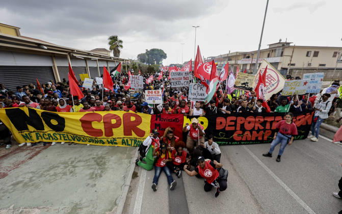 IPA90126159 - Castelvolturno: The church and local institutions led the peaceful march of 10,000 people according to police figures, though organizers claim there were nearly 20,000 participants to protest the opening of the CPRs (centers for repatriation), which are administrative detention facilities.  Copyright: xSalvatorexLaporta KONTROLABx xKontrolabx IPA90126159