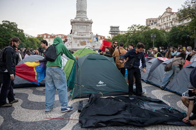 October 24, 2026, Lisbon, Lisbon, Portugal: Demonstrators take part in a protest organized by the Acampada de Lisboa housing movement, demanding affordable housing, limits on rising rents and an end to property speculation. The march takes place in central Lisbon, from Marques de Pombal to Rossio Square, following recent police removal of protest tents and the detention of 55 demonstrators during housing protests in the Portuguese capital. Lisbon Portugal  - ZUMAr238 20261024_zip_r238_057 Copyright: xRicardoxRochax