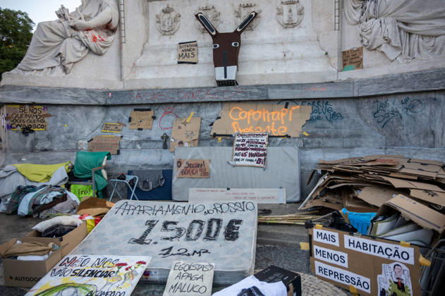 October 24, 2026, Lisbon, Lisbon, Portugal: Demonstrators take part in a protest organized by the Acampada de Lisboa housing movement, demanding affordable housing, limits on rising rents and an end to property speculation. The march takes place in central Lisbon, from Marques de Pombal to Rossio Square, following recent police removal of protest tents and the detention of 55 demonstrators during housing protests in the Portuguese capital. Lisbon Portugal  - ZUMAr238 20261024_zip_r238_068 Copyright: xRicardoxRochax