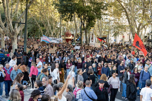 October 24, 2026, Lisbon, Lisbon, Portugal: Demonstrators take part in a protest organized by the Acampada de Lisboa housing movement, demanding affordable housing, limits on rising rents and an end to property speculation. The march takes place in central Lisbon, from Marques de Pombal to Rossio Square, following recent police removal of protest tents and the detention of 55 demonstrators during housing protests in the Portuguese capital. Lisbon Portugal  - ZUMAr238 20261024_zip_r238_071 Copyright: xRicardoxRochax