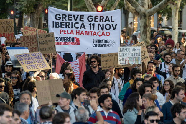 October 24, 2026, Lisbon, Lisbon, Portugal: Demonstrators take part in a protest organized by the Acampada de Lisboa housing movement, demanding affordable housing, limits on rising rents and an end to property speculation. The march takes place in central Lisbon, from Marques de Pombal to Rossio Square, following recent police removal of protest tents and the detention of 55 demonstrators during housing protests in the Portuguese capital. Lisbon Portugal  - ZUMAr238 20261024_zip_r238_072 Copyright: xRicardoxRochax