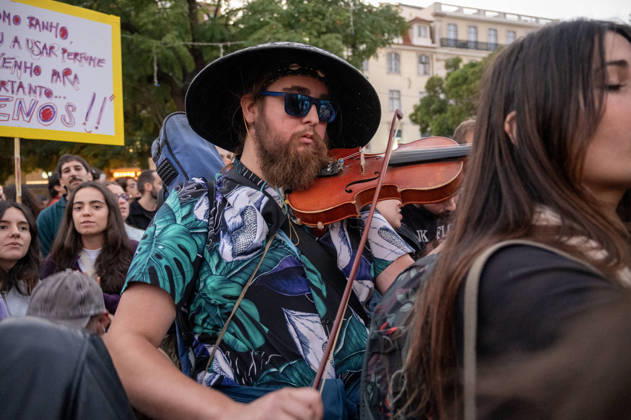 October 24, 2026, Lisbon, Lisbon, Portugal: Demonstrators take part in a protest organized by the Acampada de Lisboa housing movement, demanding affordable housing, limits on rising rents and an end to property speculation. The march takes place in central Lisbon, from Marques de Pombal to Rossio Square, following recent police removal of protest tents and the detention of 55 demonstrators during housing protests in the Portuguese capital. Lisbon Portugal  - ZUMAr238 20261024_zip_r238_073 Copyright: xRicardoxRochax