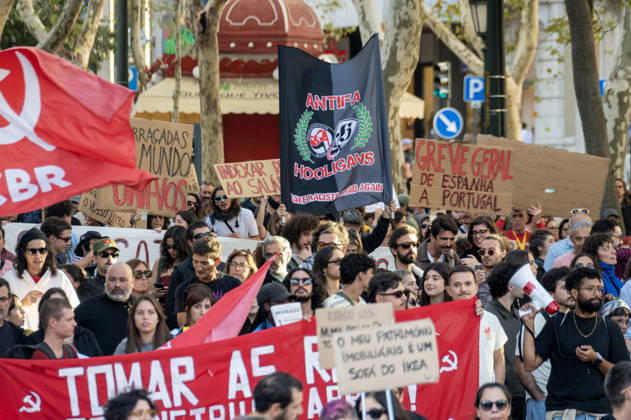 October 24, 2026, Lisbon, Lisbon, Portugal: Lisbon, Portugal. 24 October 2026. Demonstrators take part in a protest organized by the Acampada de Lisboa housing movement, demanding affordable housing, limits on rising rents and an end to property speculation. The march takes place in central Lisbon, from Marques de Pombal to Rossio Square, following recent police removal of protest tents and the detention of 55 demonstrators during housing protests in the Portuguese capital. Credit: Alamy Live News Lisbon Portugal  - ZUMAr238 20261024_zip_r238_076 Copyright: xRicardoxRochax
