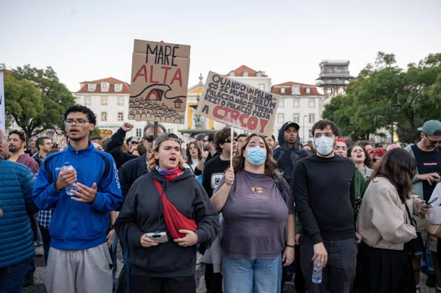 October 24, 2026, Lisbon, Lisbon, Portugal: Demonstrators take part in a protest organized by the Acampada de Lisboa housing movement, demanding affordable housing, limits on rising rents and an end to property speculation. The march takes place in central Lisbon, from Marques de Pombal to Rossio Square, following recent police removal of protest tents and the detention of 55 demonstrators during housing protests in the Portuguese capital. Lisbon Portugal  - ZUMAr238 20261024_zip_r238_079 Copyright: xRicardoxRochax