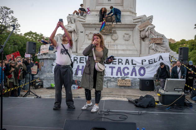 October 24, 2026, Lisbon, Lisbon, Portugal: Demonstrators take part in a protest organized by the Acampada de Lisboa housing movement, demanding affordable housing, limits on rising rents and an end to property speculation. The march takes place in central Lisbon, from Marques de Pombal to Rossio Square, following recent police removal of protest tents and the detention of 55 demonstrators during housing protests in the Portuguese capital. Lisbon Portugal  - ZUMAr238 20261024_zip_r238_083 Copyright: xRicardoxRochax