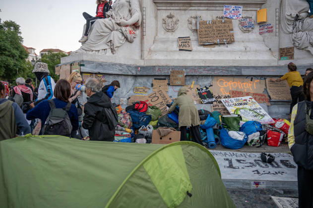 October 24, 2026, Lisbon, Lisbon, Portugal: Demonstrators take part in a protest organized by the Acampada de Lisboa housing movement, demanding affordable housing, limits on rising rents and an end to property speculation. The march takes place in central Lisbon, from Marques de Pombal to Rossio Square, following recent police removal of protest tents and the detention of 55 demonstrators during housing protests in the Portuguese capital. Lisbon Portugal  - ZUMAr238 20261024_zip_r238_084 Copyright: xRicardoxRochax
