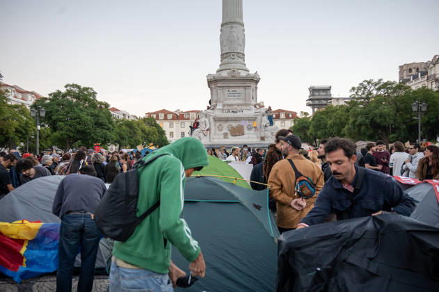 October 24, 2026, Lisbon, Lisbon, Portugal: Demonstrators take part in a protest organized by the Acampada de Lisboa housing movement, demanding affordable housing, limits on rising rents and an end to property speculation. The march takes place in central Lisbon, from Marques de Pombal to Rossio Square, following recent police removal of protest tents and the detention of 55 demonstrators during housing protests in the Portuguese capital. Lisbon Portugal  - ZUMAr238 20261024_zip_r238_088 Copyright: xRicardoxRochax