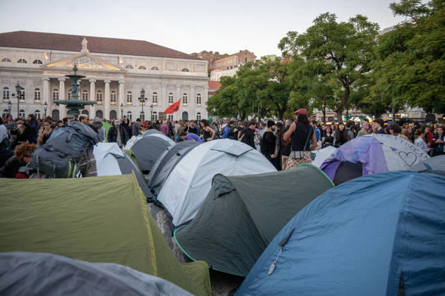 October 24, 2026, Lisbon, Lisbon, Portugal: Demonstrators take part in a protest organized by the Acampada de Lisboa housing movement, demanding affordable housing, limits on rising rents and an end to property speculation. The march takes place in central Lisbon, from Marques de Pombal to Rossio Square, following recent police removal of protest tents and the detention of 55 demonstrators during housing protests in the Portuguese capital. Lisbon Portugal - ZUMAr238 20261024_zip_r238_081 Copyright: xRicardoxRochax