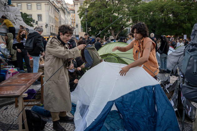 October 24, 2026, Lisbon, Lisbon, Portugal: Demonstrators take part in a protest organized by the Acampada de Lisboa housing movement, demanding affordable housing, limits on rising rents and an end to property speculation. The march takes place in central Lisbon, from Marques de Pombal to Rossio Square, following recent police removal of protest tents and the detention of 55 demonstrators during housing protests in the Portuguese capital. Lisbon Portugal - ZUMAr238 20261024_zip_r238_086 Copyright: xRicardoxRochax
